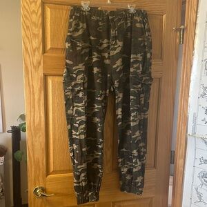 Fashion Nova women Olive Camo Cargo Joggers